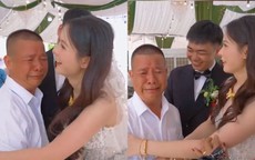 Rưng rưng cảnh bố khóc hu hu khi con gái lấy chồng, cô dâu dỗ mãi không nín