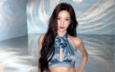 Joy (Red Velvet) khoe dáng quyến rũ với thiết kế váy nửa kín nửa hở