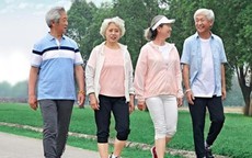 Nghỉ hưu lên ở với con để tận hưởng tuổi già, ai ngờ khó xử vì một người đàn ông tán tỉnh