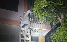 Hà Nội: Phá 'chuồng cọp', giải cứu 2 người mắc kẹt trong đám cháy lúc rạng sáng