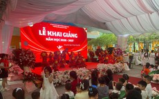 Ngày khai trường đặc biệt ở Hà Nội: 'Không sao đâu con, có cô ở đây rồi'