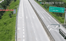 Bất chấp camera CSGT ghi hình, xe bán tải vẫn vô tư 'bám đuôi' xe lớn trên cao tốc