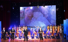 NSND Quang Thọ tỏa sáng trong đêm nhạc tại Hạ Long