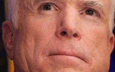 Khó khăn mới của John McCain