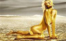 Paris Hilton khoả thân để quảng cáo rượu