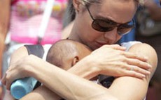 Jolie, Pitt - paparazzi: Cuộc chiến chưa có hồi kết