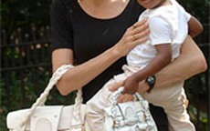 Cô gái Ethiopia tranh con với Angelina Jolie