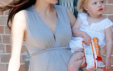 Angelina sẽ sinh một trai một gái