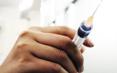 Cháu bé 4 tháng tuổi tử vong: Do cơ địa hay vaccine?