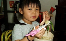 Tạo hứng thú cho trẻ khi ăn bằng đũa