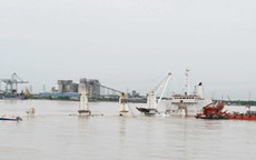 Tàu chìm vì va vào cầu tại Nhà Bè: Thu gom hơn 1000 lít dầu FO