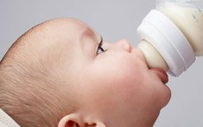Trẻ dễ bị táo bón, tiêu chảy do sữa pha không đúng cách