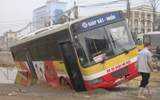 Xe buýt gặp nạn trên “con đường đau khổ”