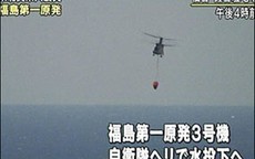 Trực thăng đổ nước xuống nhà máy hạt nhân Fukushima
