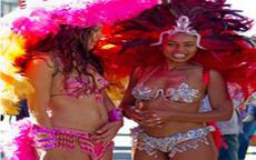 Thiếu nữ "bốc lửa" khuấy động carnival