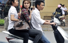 Sĩ tử đầu trần, phóng xe máy sau giờ thi