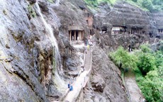 Ngôi chùa cổ tuyệt đẹp trong hang đá