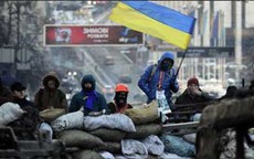 Sợ bất ổn, dân Ukraina xếp hàng dài rút tiền