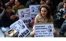 Nữ sinh Ấn Độ bị cưỡng hiếp đêm giao thừa