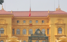 Hình ảnh cờ rủ Quốc tang Đại tướng khắp Thủ đô Hà Nội