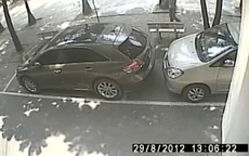 Bẻ trộm gương ô tô công khai tại Hà Nội