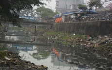 Sông Tiêu tràn ngập rác thải