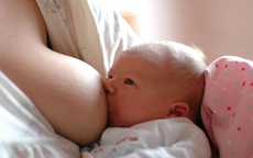Bé sơ sinh có thể gặp rủi ro khi bú sữa người lạ