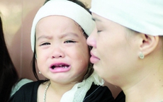 Vụ máy bay Mi 171 gặp nạn: Con gái 3 tuổi nức nở khóc tiễn biệt cha