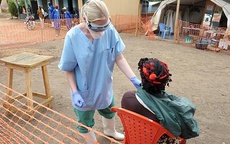 Nhân viên y tế của WHO bị nhiễm Ebola