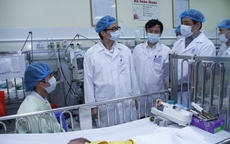 Phó Thủ tướng Vũ Đức Đam tới Bệnh viện Nhi TƯ thăm bệnh nhân sởi