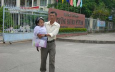 Người cha 15 năm cõng con gái tật nguyền đến trường