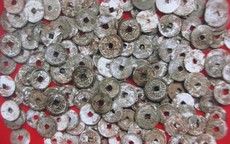 Đào được gần 4kg tiền cổ dưới móng nhà