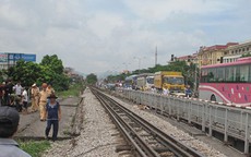 Người đàn ông bị tàu hỏa tông chết kéo lê hàng chục mét