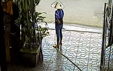 Người phụ nữ xịt nước vào 2 tên cướp dây chuyền