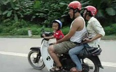 Hãi hùng bé 5 tuổi phóng xe bạt mạng trên quốc lộ