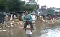 Phóng viên bị chỉ trích vì ngồi trên vai người dân vùng lụt để đưa tin