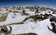 Ngắm tuyết rơi cực lạ trên sa mạc khô cằn nhất thế giới