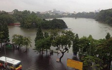 Phố cổ Hà Nội 'thành sông' sau mưa lớn