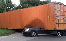 Cô gái thoát chết "thần kỳ" khi bị container đè bẹp