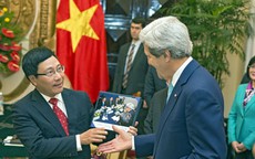 Câu chuyện đằng sau bức ảnh John Kerry - Phạm Bình Minh