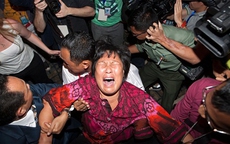 Thân nhân hành khách MH370 vật vã gây loạn họp báo ở Malaysia