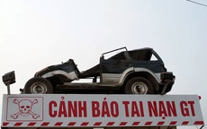 Lấy 'xác' ô tô nát bét làm... biển cảnh báo giao thông ở Nghệ An