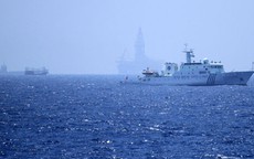 Tàu cá vỏ sắt Trung Quốc hung hăng bảo vệ giàn khoan trái phép