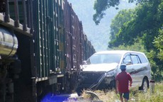 Tàu hỏa tông, 3 người đi ô tô thoát chết may mắn