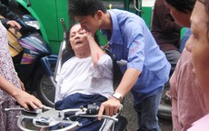 Xe buýt Sài Gòn tông cụ bà 70 tuổi đi xe lăn bất tỉnh