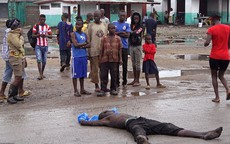Rùng rợn chứng kiến thi thể nạn nhân Ebola bị chó hoang ăn thịt 