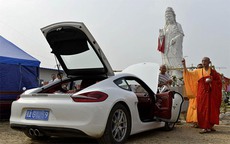 Trung Quốc: Nhà sư đi trước, đại gia theo sau để “cầu an” cho... siêu xe 