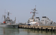 Hai tàu hải quân Hoa Kỳ cập cảng Tiên Sa