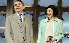 Danh hài Mr Bean ruồng rẫy vợ già, chạy theo tình trẻ