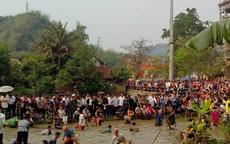 Hàng nghìn người xuống suối tham gia trò chơi bắt cá ở Sơn La